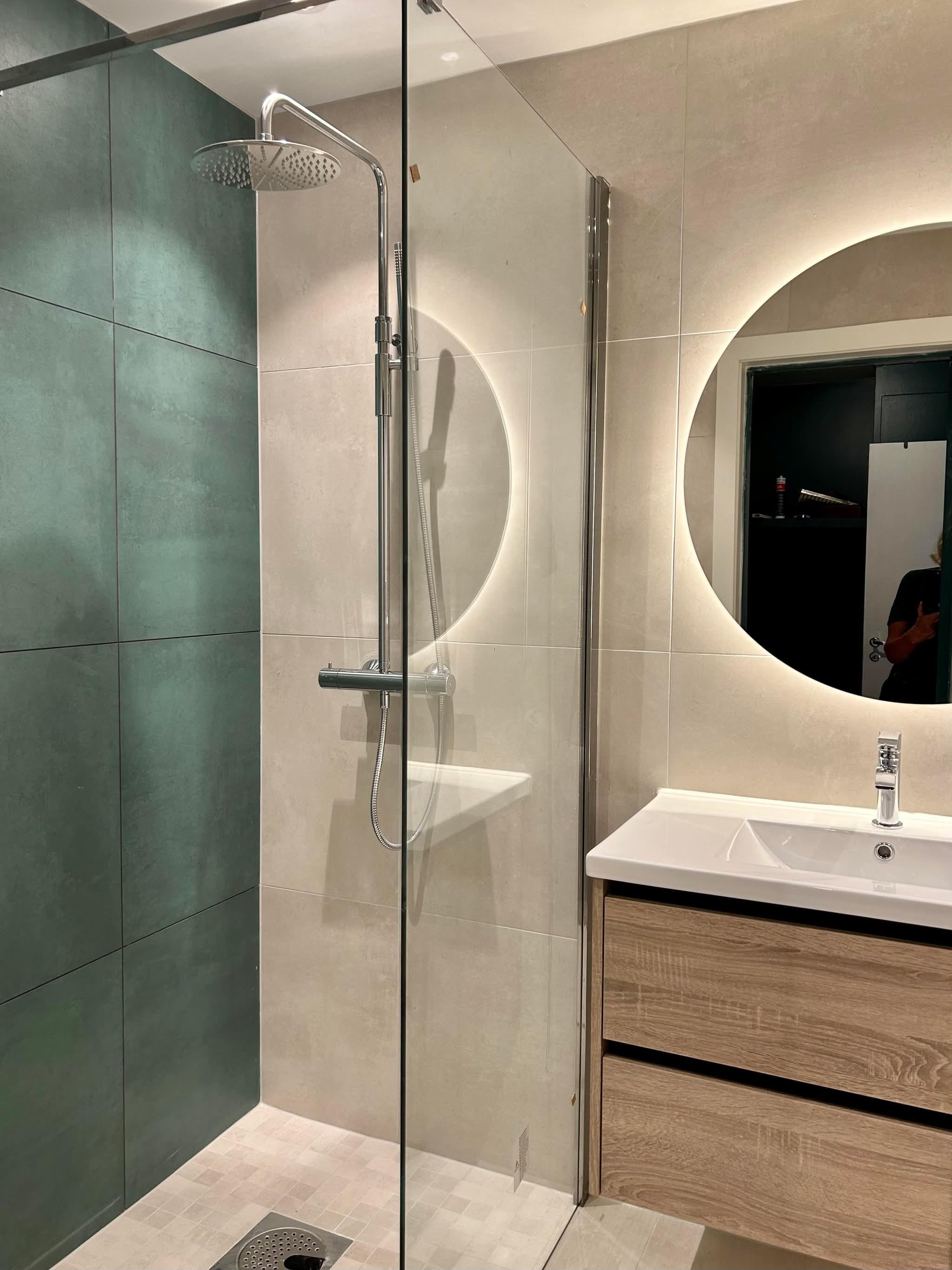 Nytt bad med varmekabler, spotter og vaskemaskin